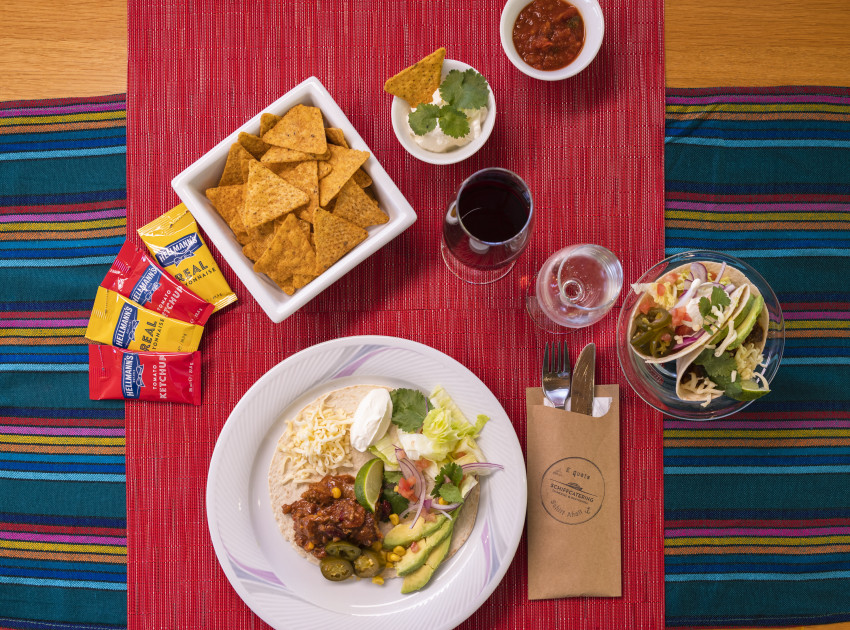 Gedeckter Tisch im mexikanischen Stil mit Fajita-Teller