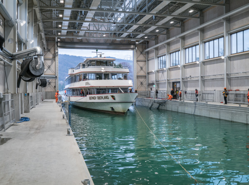 MS Berner Oberland wird aus der Werfthalle ausgewassert.