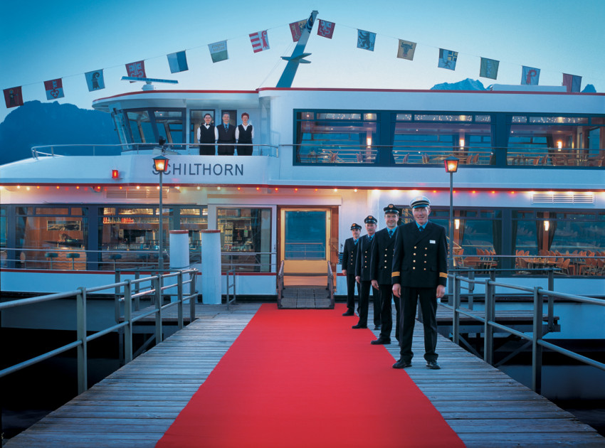 MS Schilthorn mit Crew und rotem Teppich beim Eingang