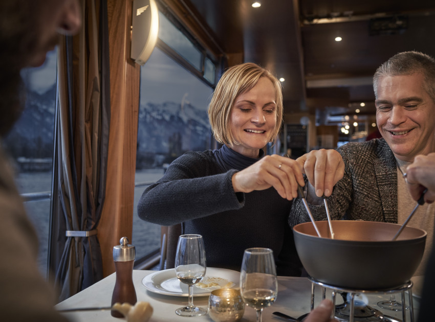 Pärchen beim Fondue essen auf dem Schiff