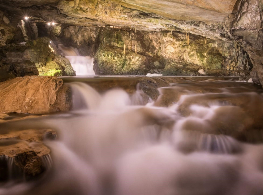 Bild Wasserfall in den St. Beatushöhlen