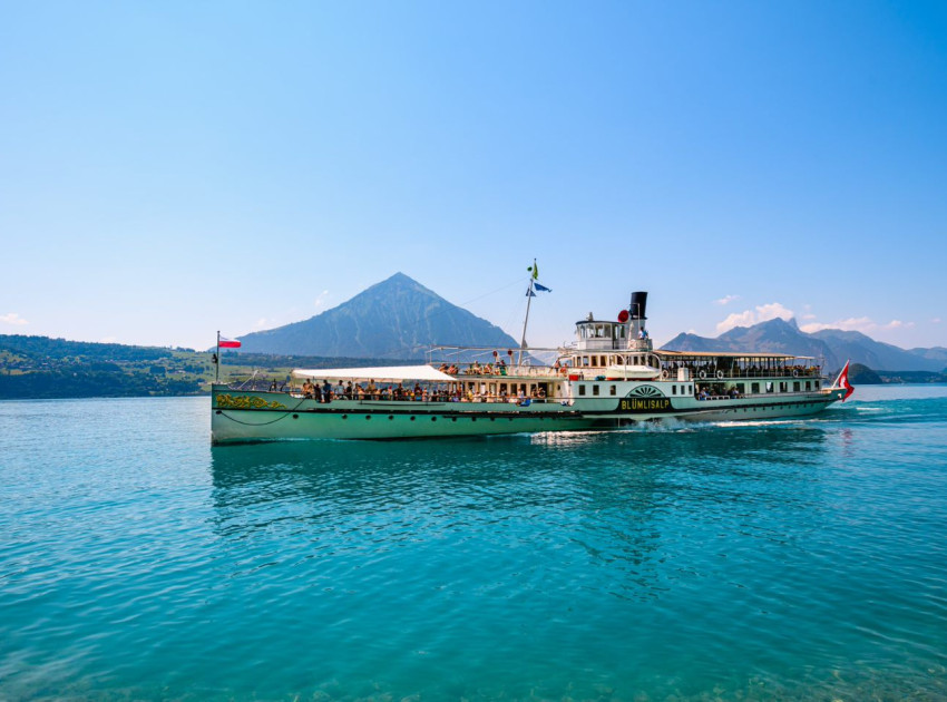 Blümlisalp auf dem Thunersee mit Niesen im Hintergrund