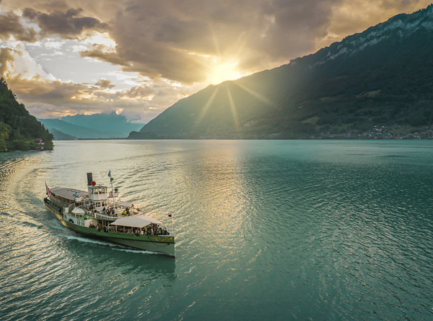 DS Lötschberg auf Brienzersee bei schöner Abendstimmung