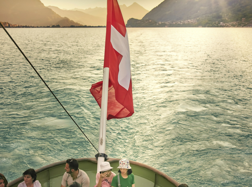 Touristen auf dem Schiff auf dem Brienzersee bei schöner Abendstimmung