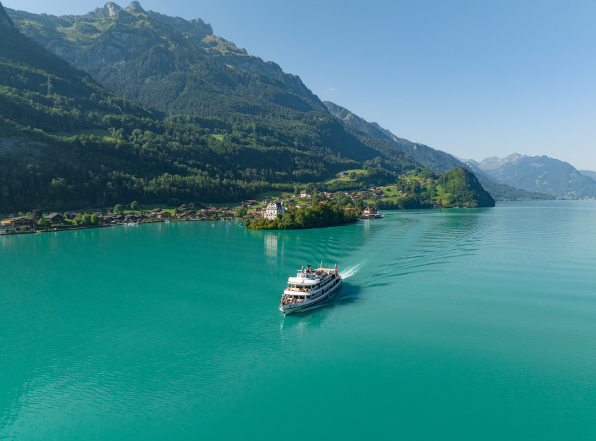 MS Brienz auf Brienzersee im Hintergrund Iseltwald