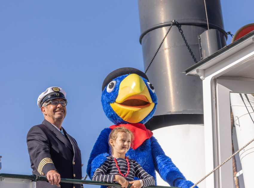Globi mit Kapitän und Kind auf Dampfschiff