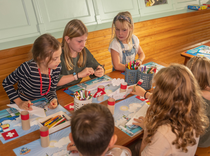 Kinder in Spielkajüte am Zeichnen/Spielen