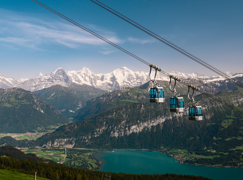 Niederhornbahn mit Blick auf Thunersee und verschneite Berge im Hintergrund