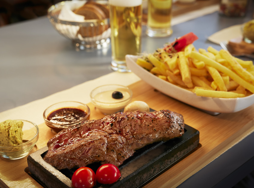 Bild des Menus Heisser Stein mit Pommes und Saucen