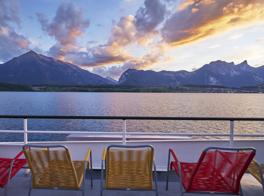 Sonnendeck auf MS Stadt Thun mit Stühlen und Blick auf Niesen