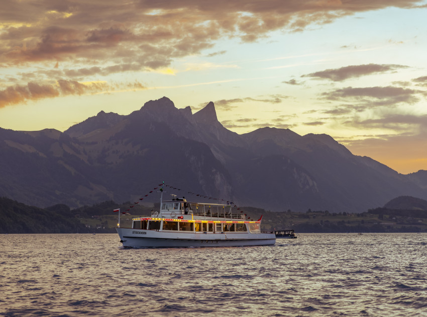 MS Stockhorn auf dem Thunersee bei Abenddämmerung, mit Stockhorn im Hintergrund