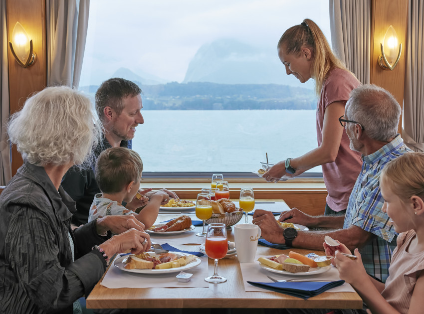 Familie mit Grosseltern am Brunchtisch