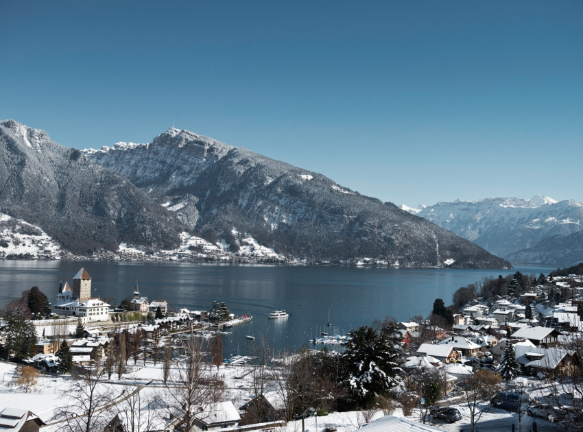 Blick auf Spiezer Bucht und Schiff im Winter