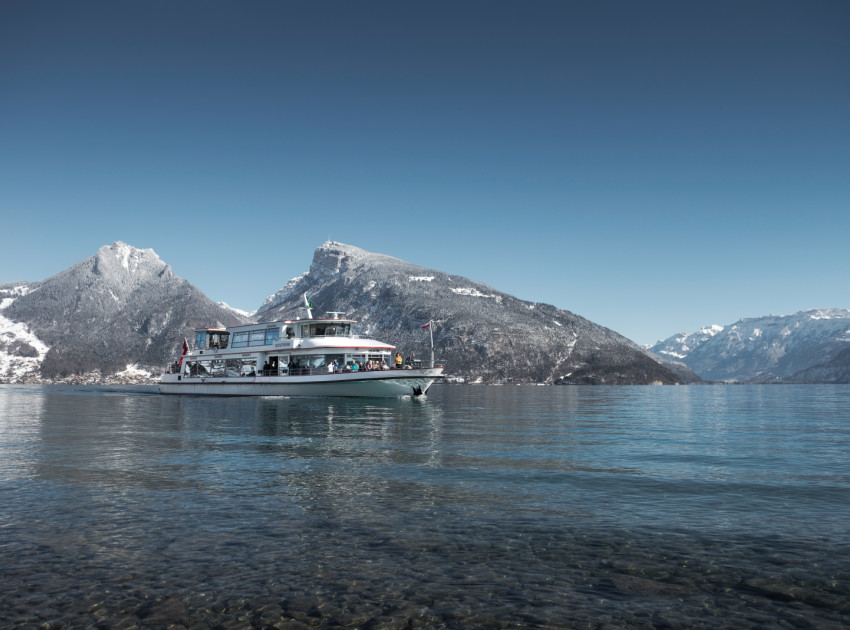 Schilthorn im Winter auf dem Thunersee mit Niederhorn im Hintergrund