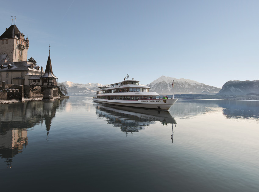 MS Berner Oberland im Winter auf dem Thunersee mit Schloss Oberhofen links und Niesen im Hintergrund