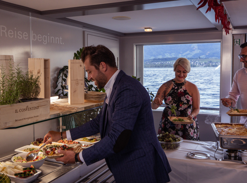 Buffet des Oasee-Angebots auf dem MS Stockhorn