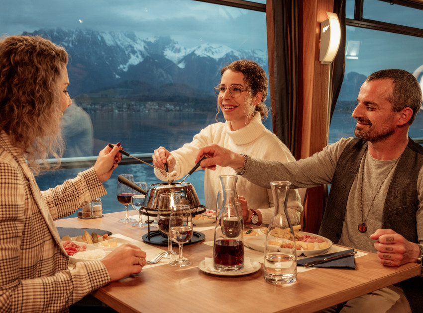 Freunde beim Fondue-Chinoise-Plausch auf dem Schiff