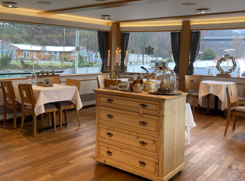 Restaurantschiff Ufem Fluss von innen