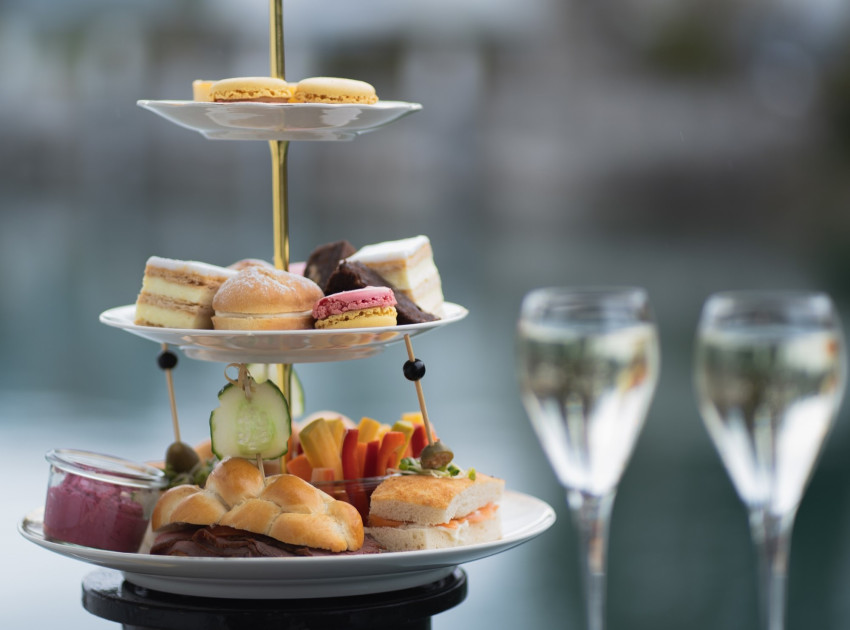 Etagere und Prosecco Afternoon Tea Thunersee