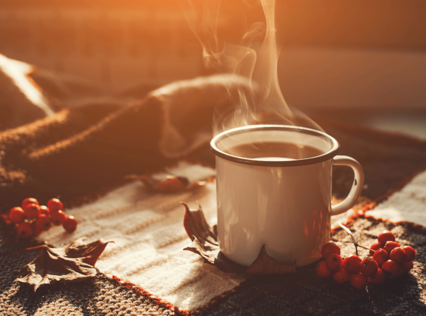 Kaffee in herbstlichem Ambiente