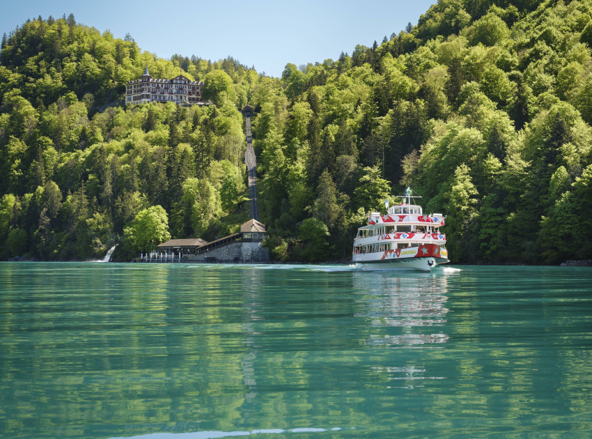 Motorschiff Jungfrau vor dem Giessbach