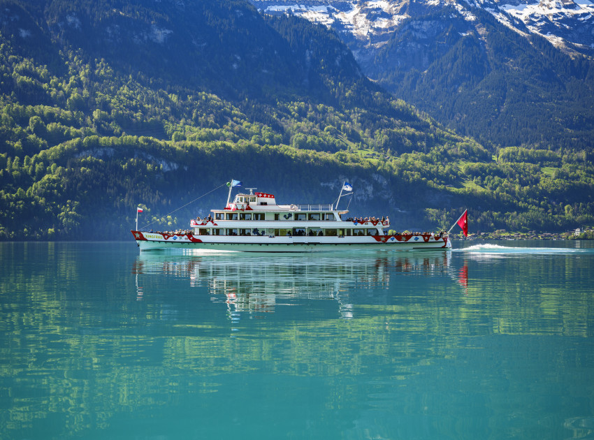 MS Jungfrau auf dem Brienzersee im Winter