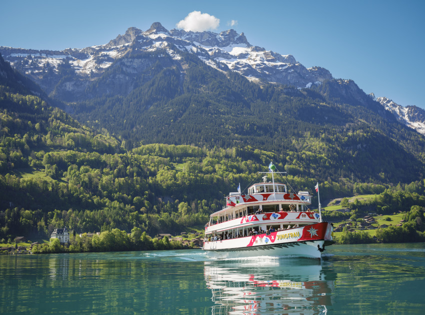Das Motorschiff Jungfrau auf dem Brienzersee