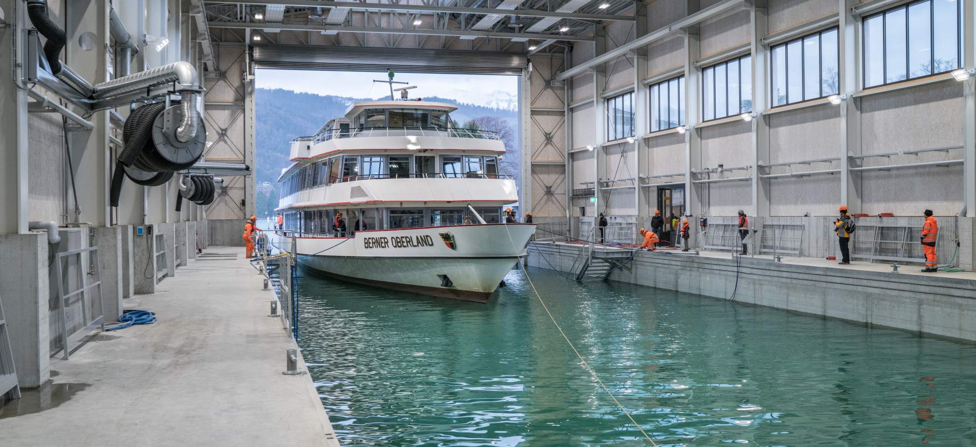 MS Berner Oberland wird aus der Werfthalle ausgewassert.