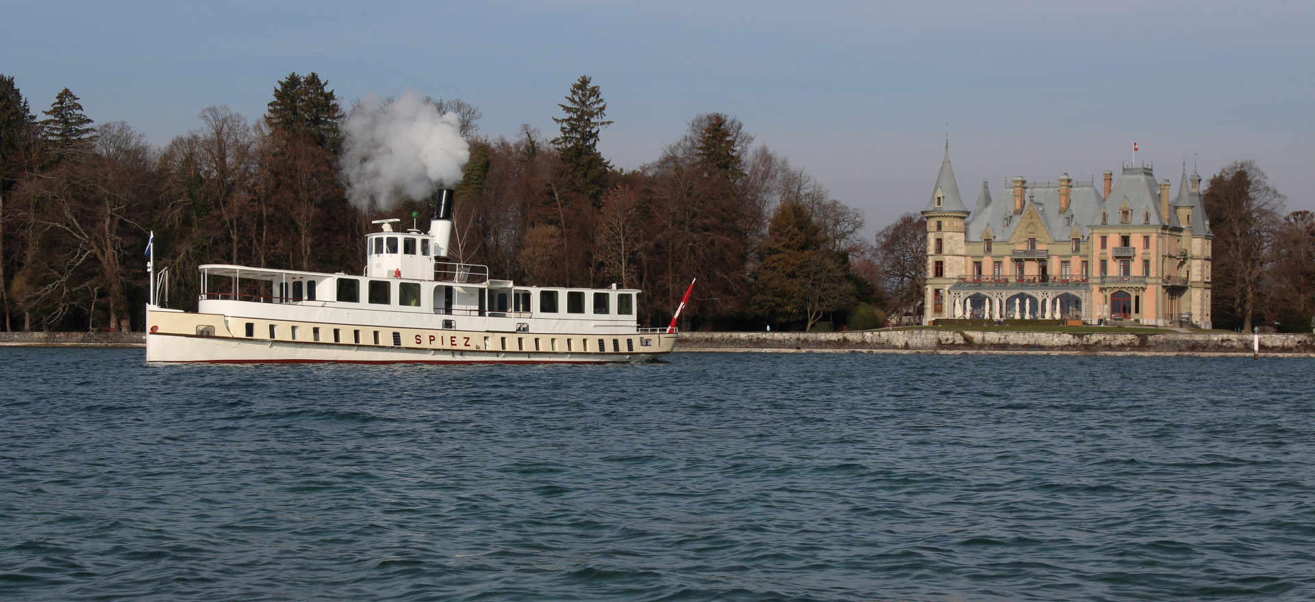 Dampfschiff Spiez auf dem Thunersee mit Schloss Schadau rechts davon