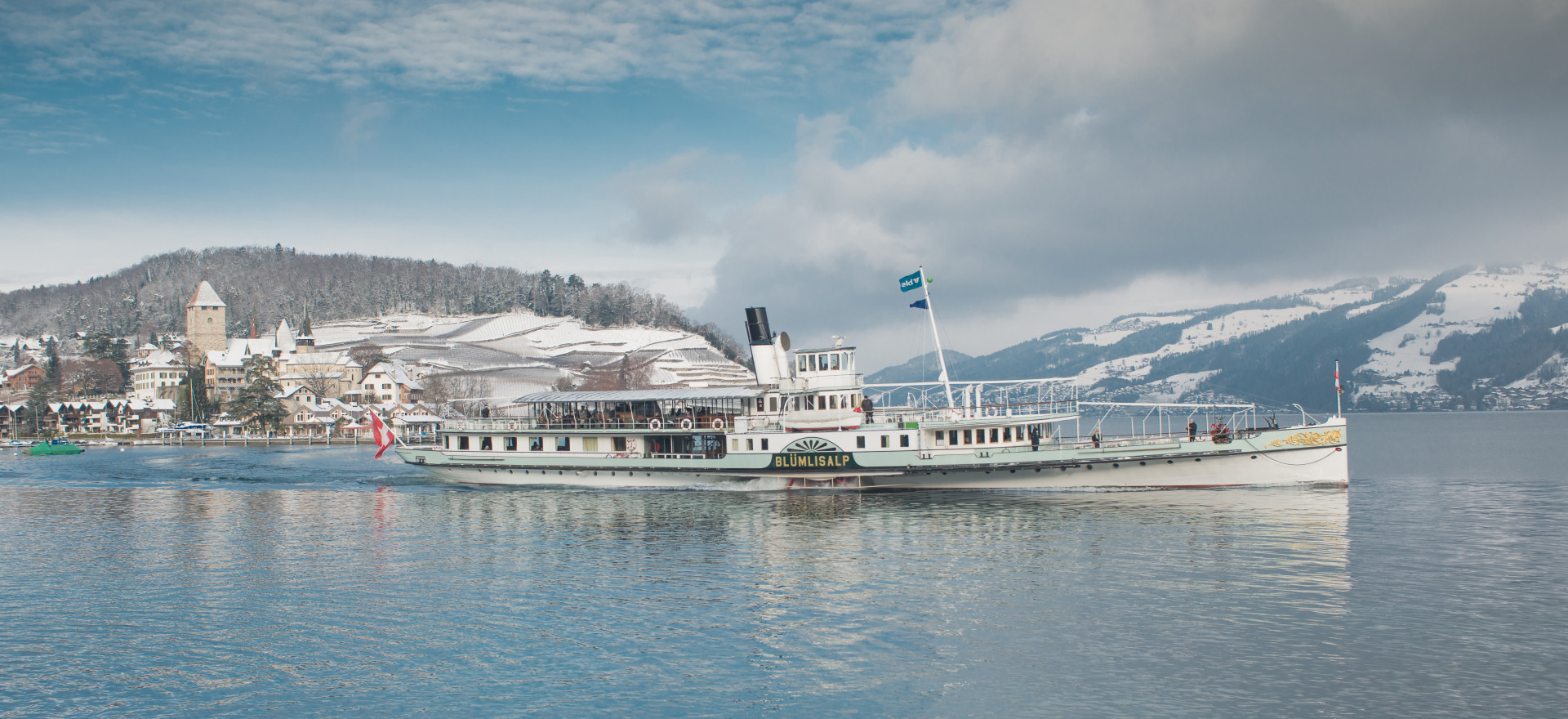 Bild des Dampfschiffs Blümlisalp auf dem Thunersee im Winter