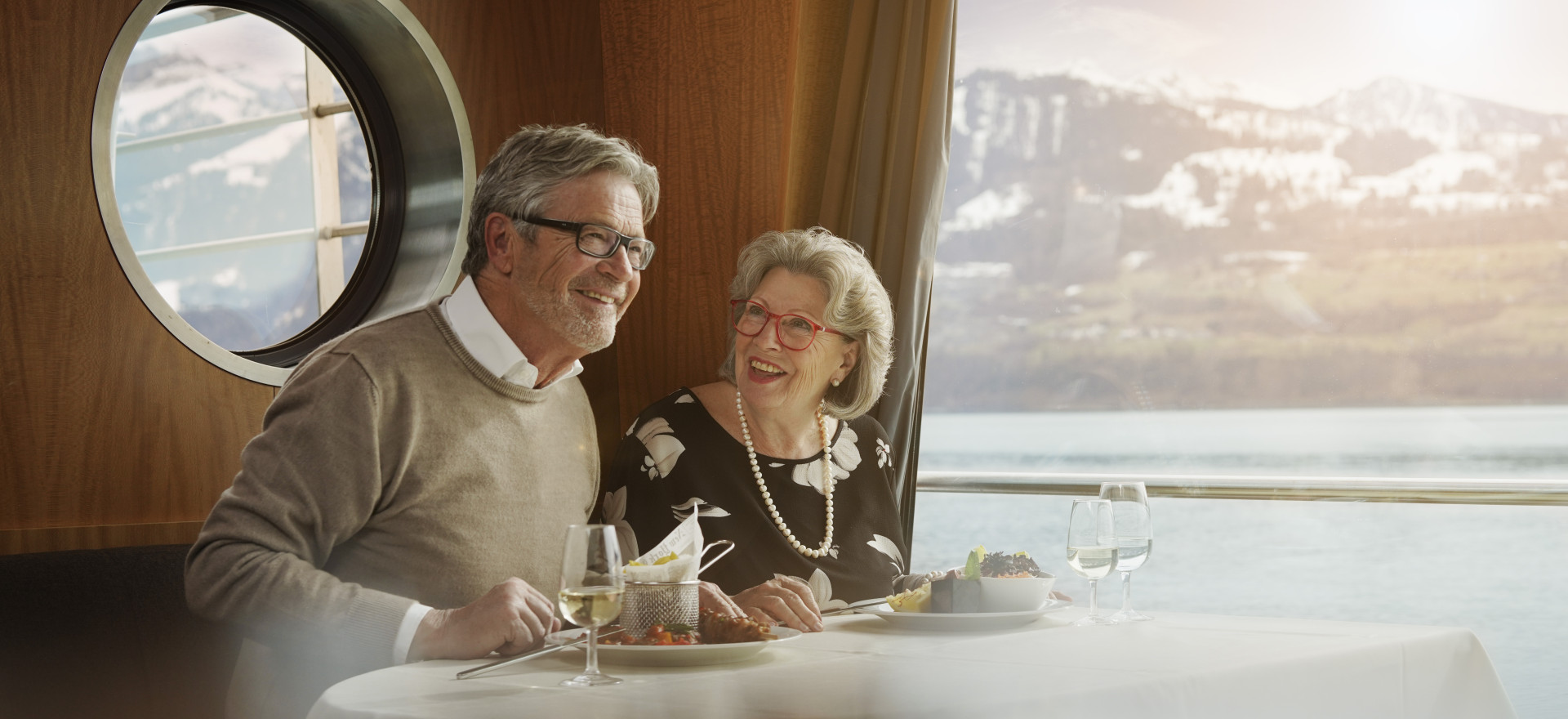 Zwei Personen beim Mittagessen auf dem Schiff