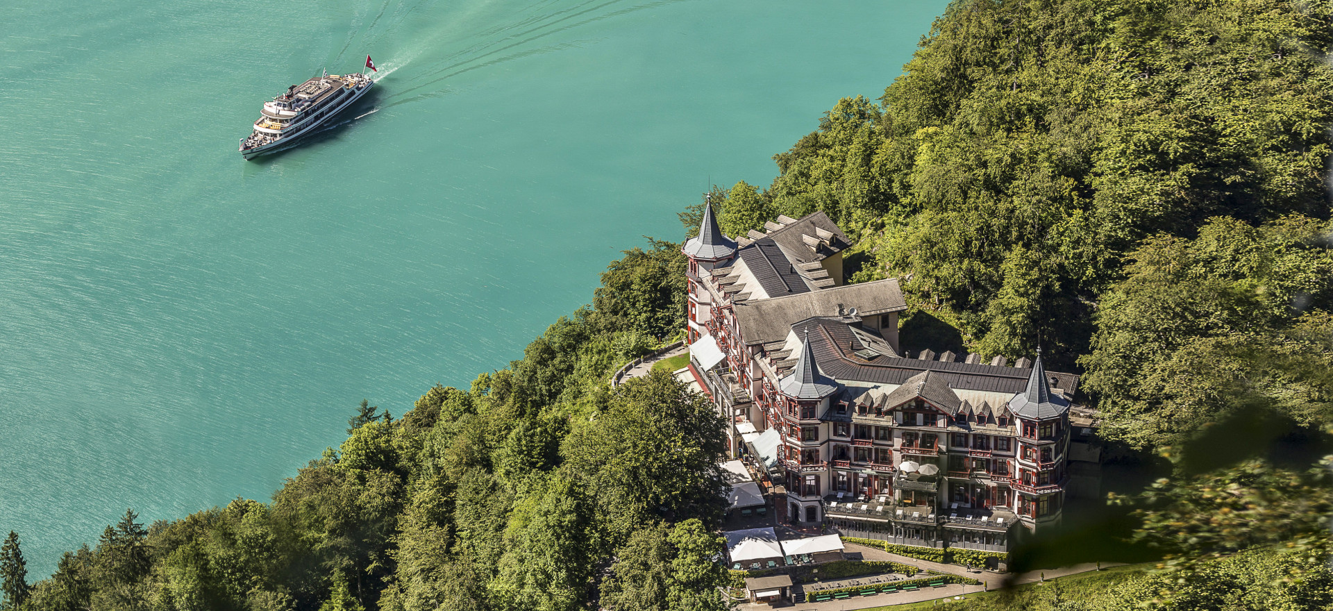 Grandhotel Giessbach und und Schiff aus Vogelperspektive