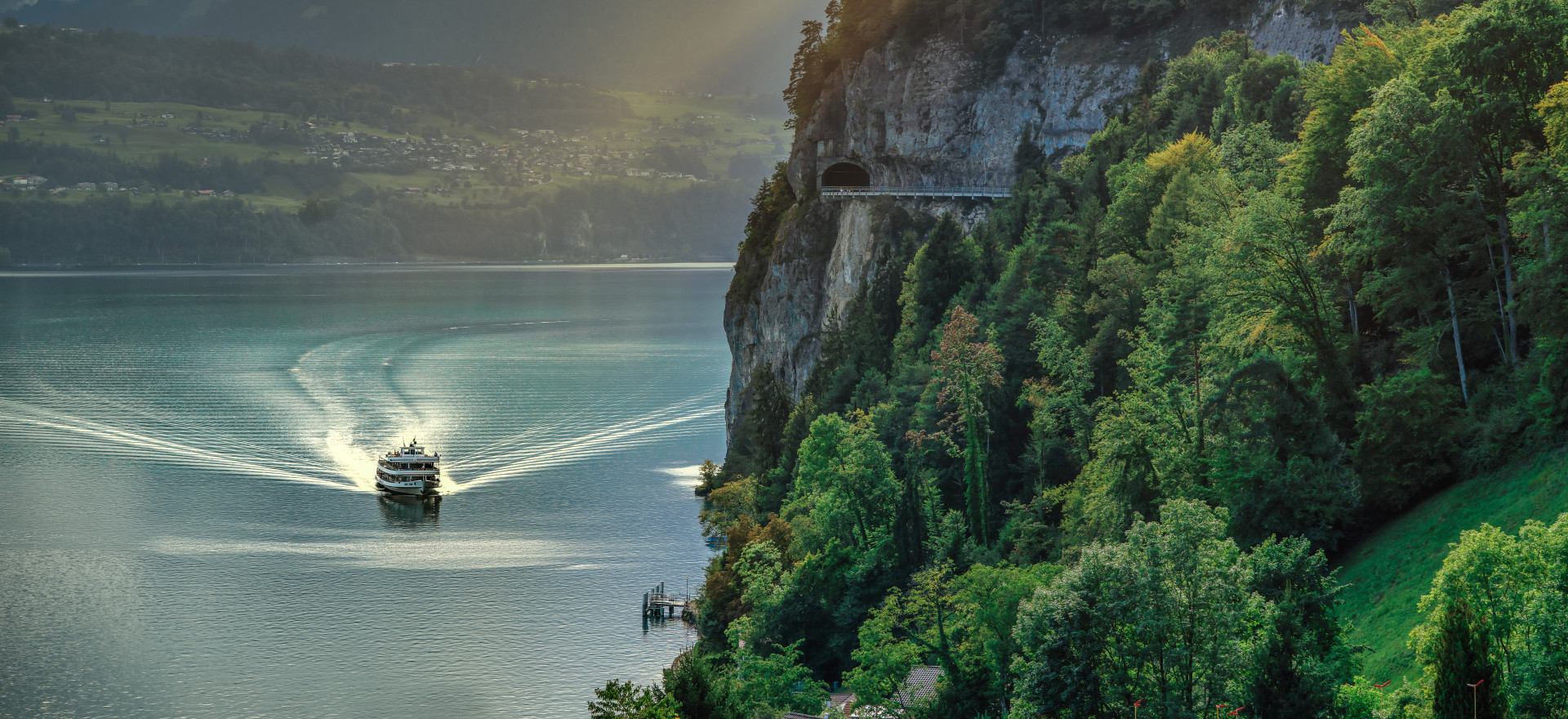 Anfahrt MS Stadt Thun an Station Beatenbucht bei schöner Abenddämmerung