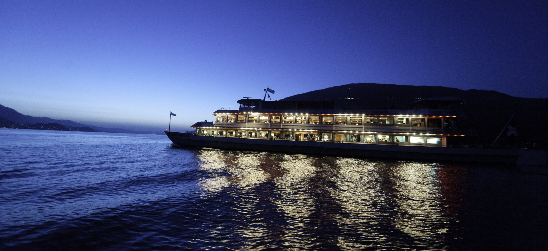 MS Berner Oberland bei Nacht