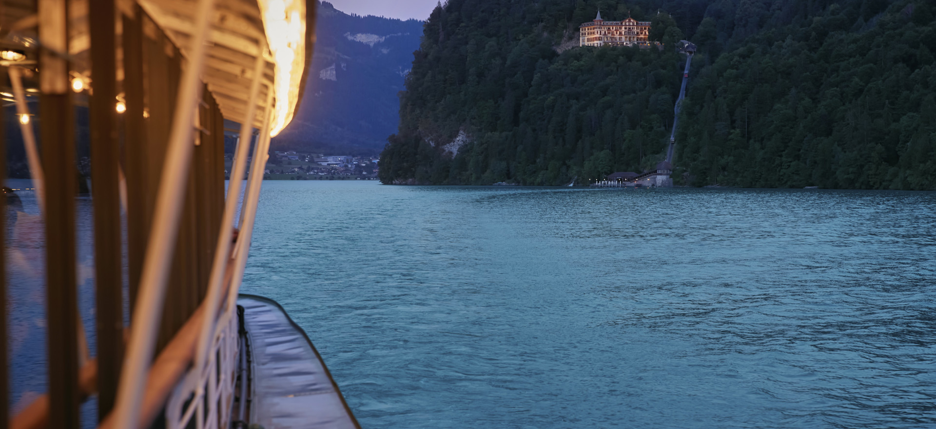 Abendrundfahrt auf dem DS Lötschberg, Grand Hotel Giessbach im Hintergrund