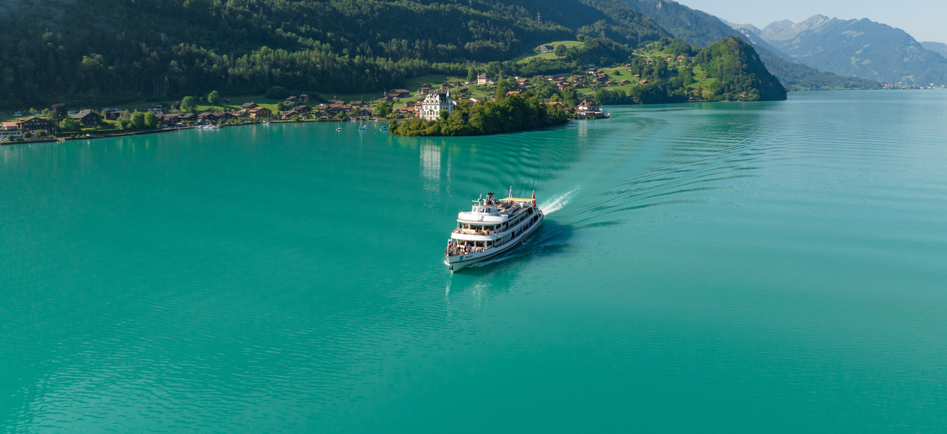 MS Brienz auf Brienzersee im Hintergrund Iseltwald