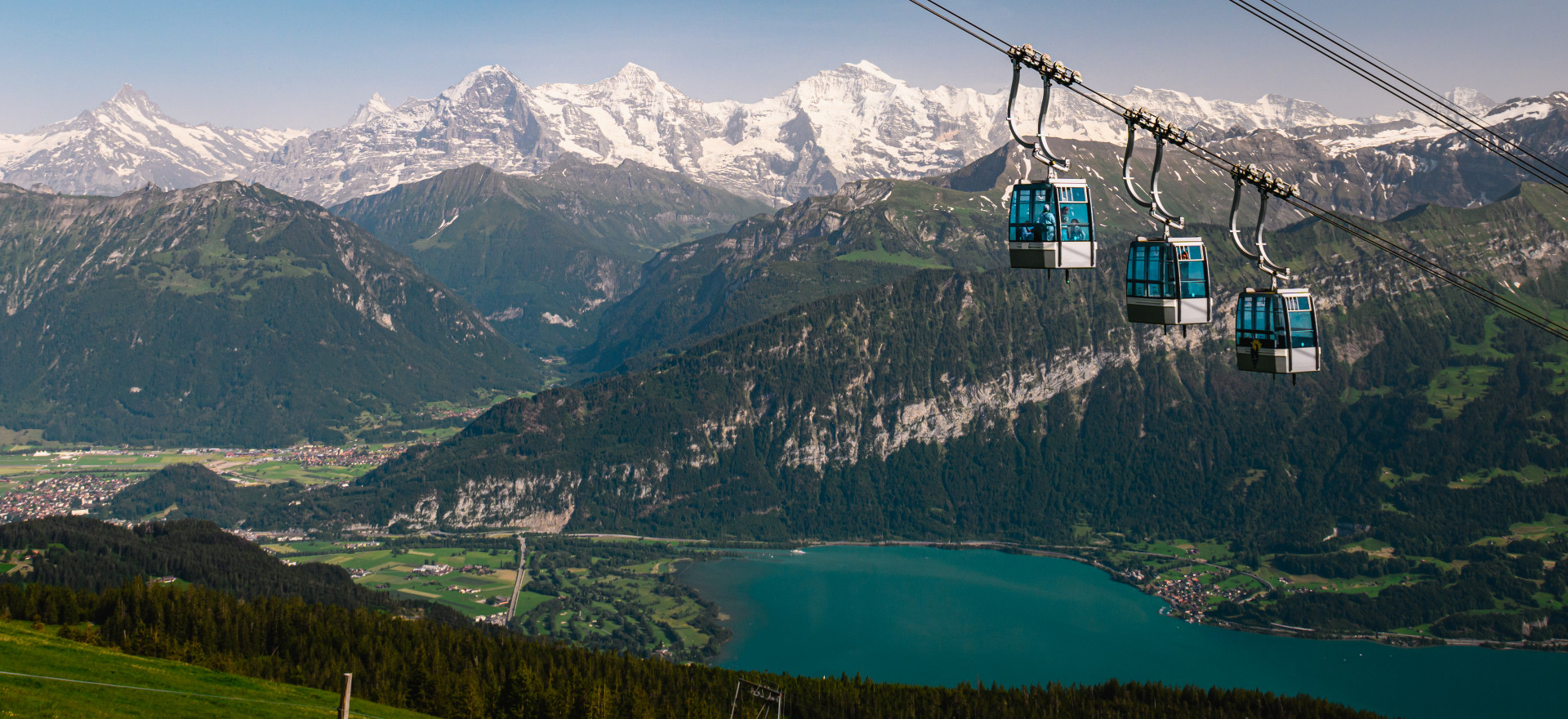 Niederhornbahn mit Blick auf Thunersee und verschneite Berge im Hintergrund