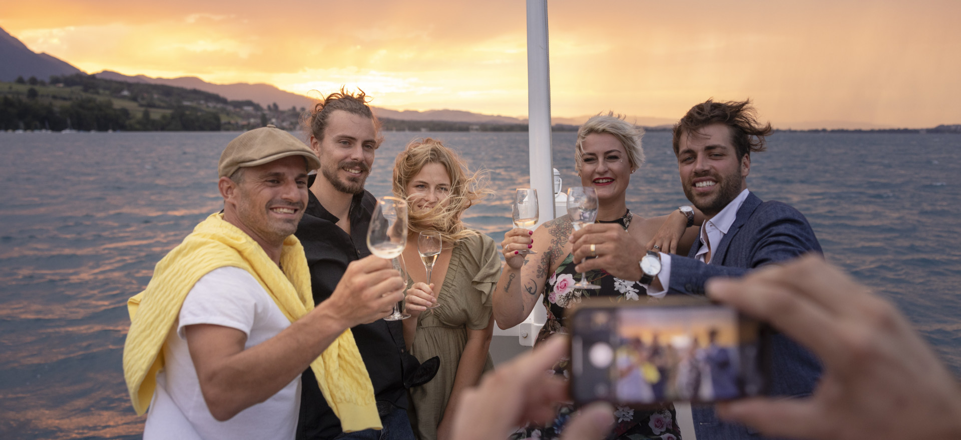 Gruppe von Freunden beim Anstossen auf dem Schiff