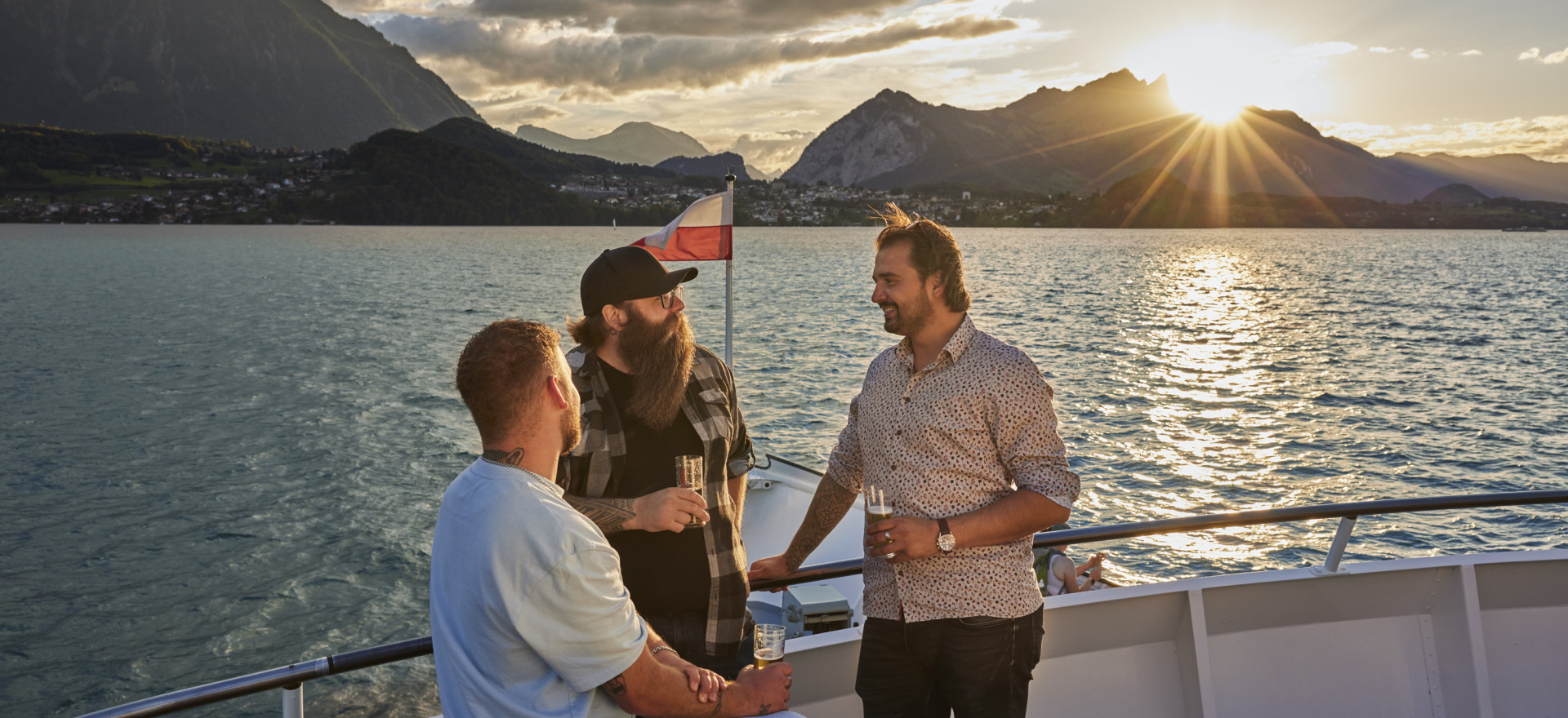 Freunde beim Apero draussen auf der Sonnenuntergangsfahrt