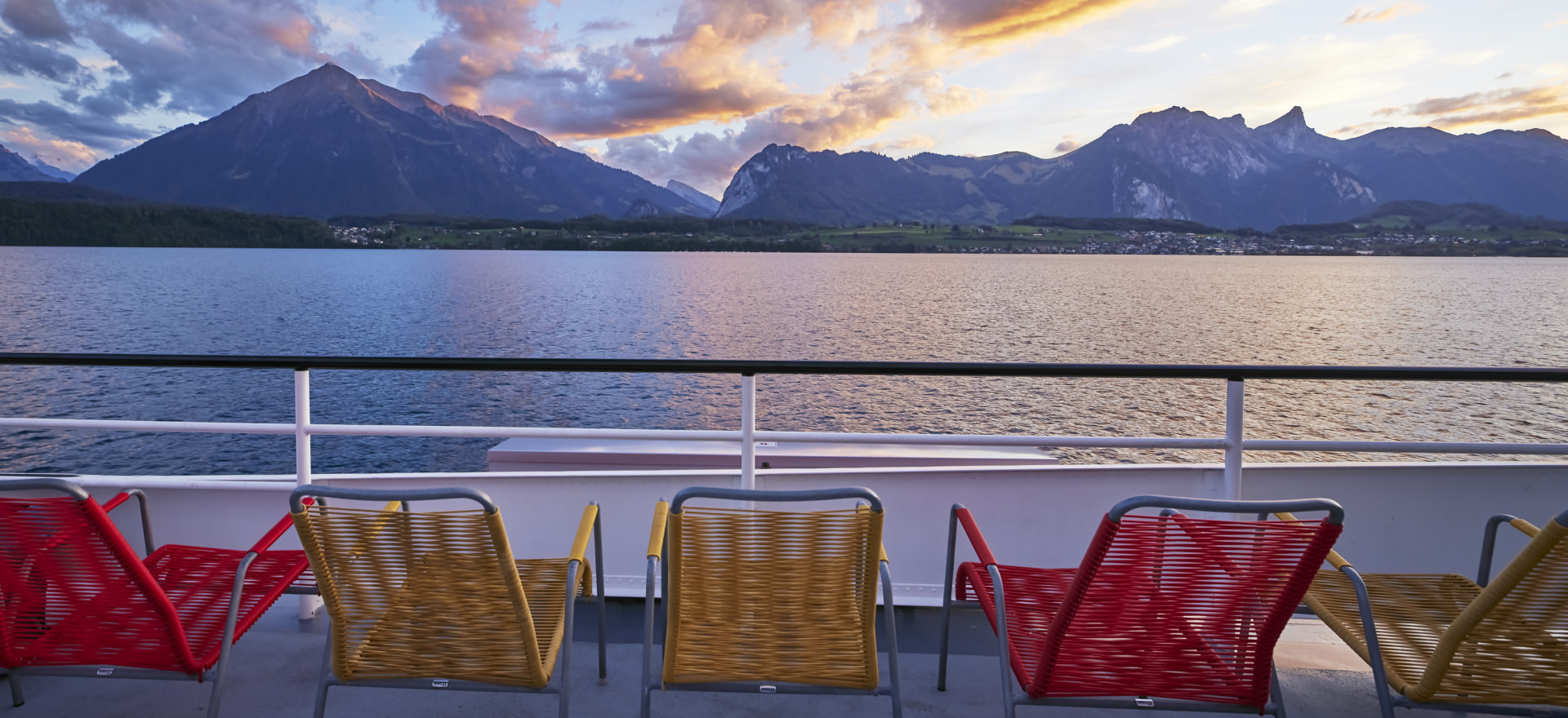 Sonnendeck auf MS Stadt Thun mit Stühlen und Blick auf Niesen