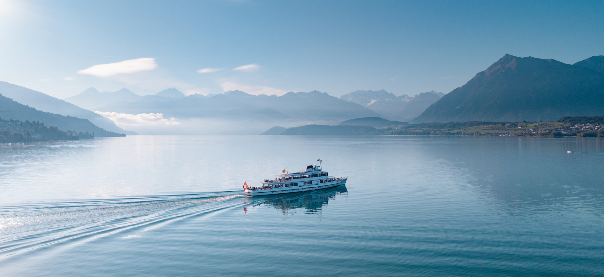 Schiff auf dem Thunersee mit Bergpanorama im Hintergrund