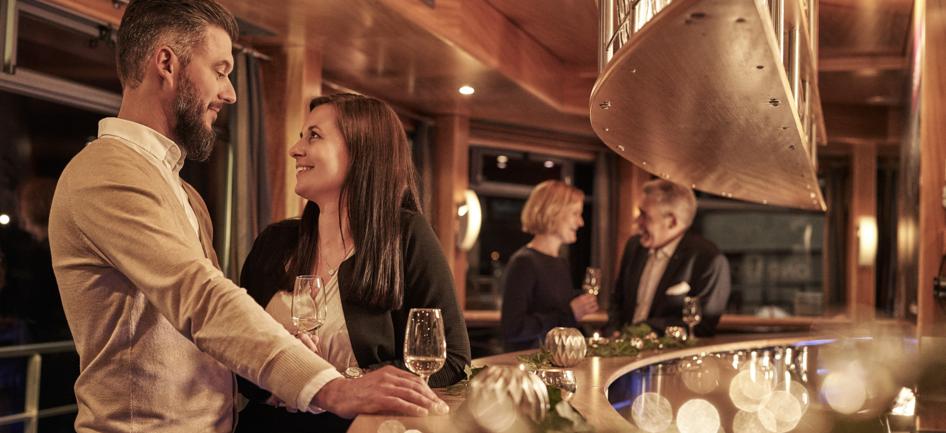 Zwei Paare an der Bar auf dem Schiff