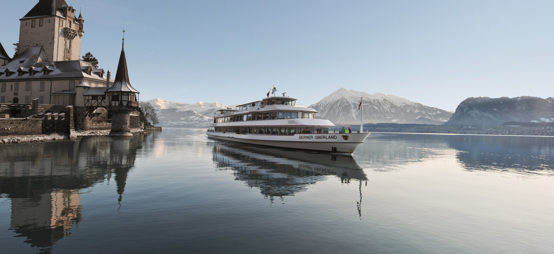 MS Berner Oberland im Winter auf dem Thunersee mit Schloss Oberhofen links und Niesen im Hintergrund