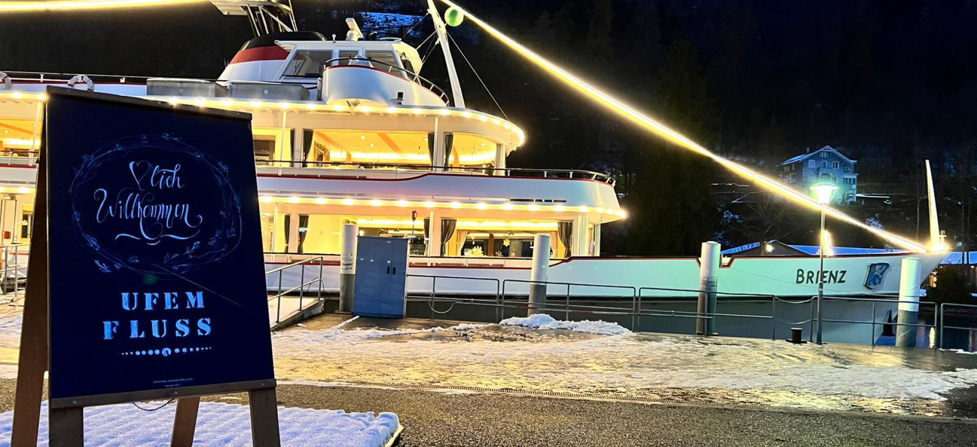 Restaurantschiff Ufem Fluss von aussen