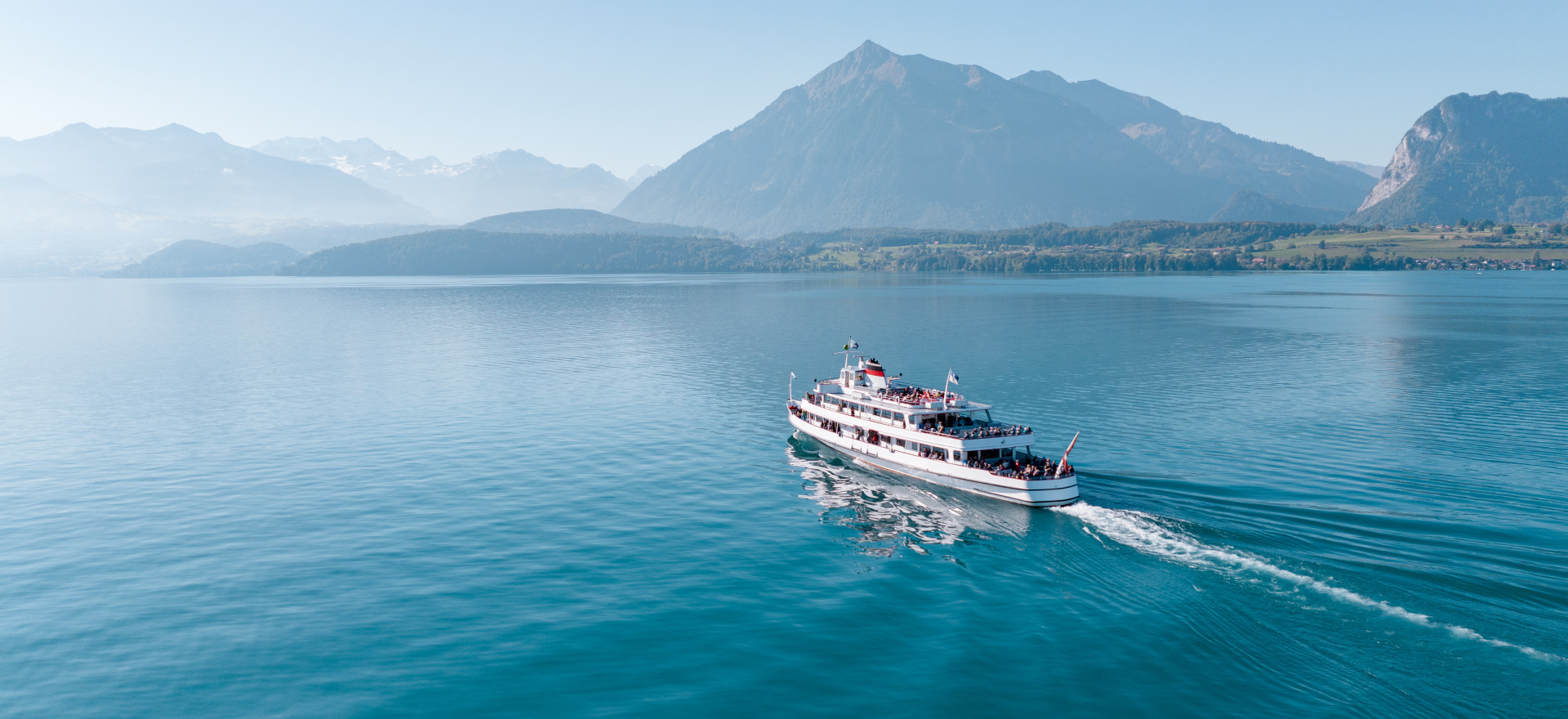Schiff auf dem Thunersee mit dem Niesen im Hintergrund