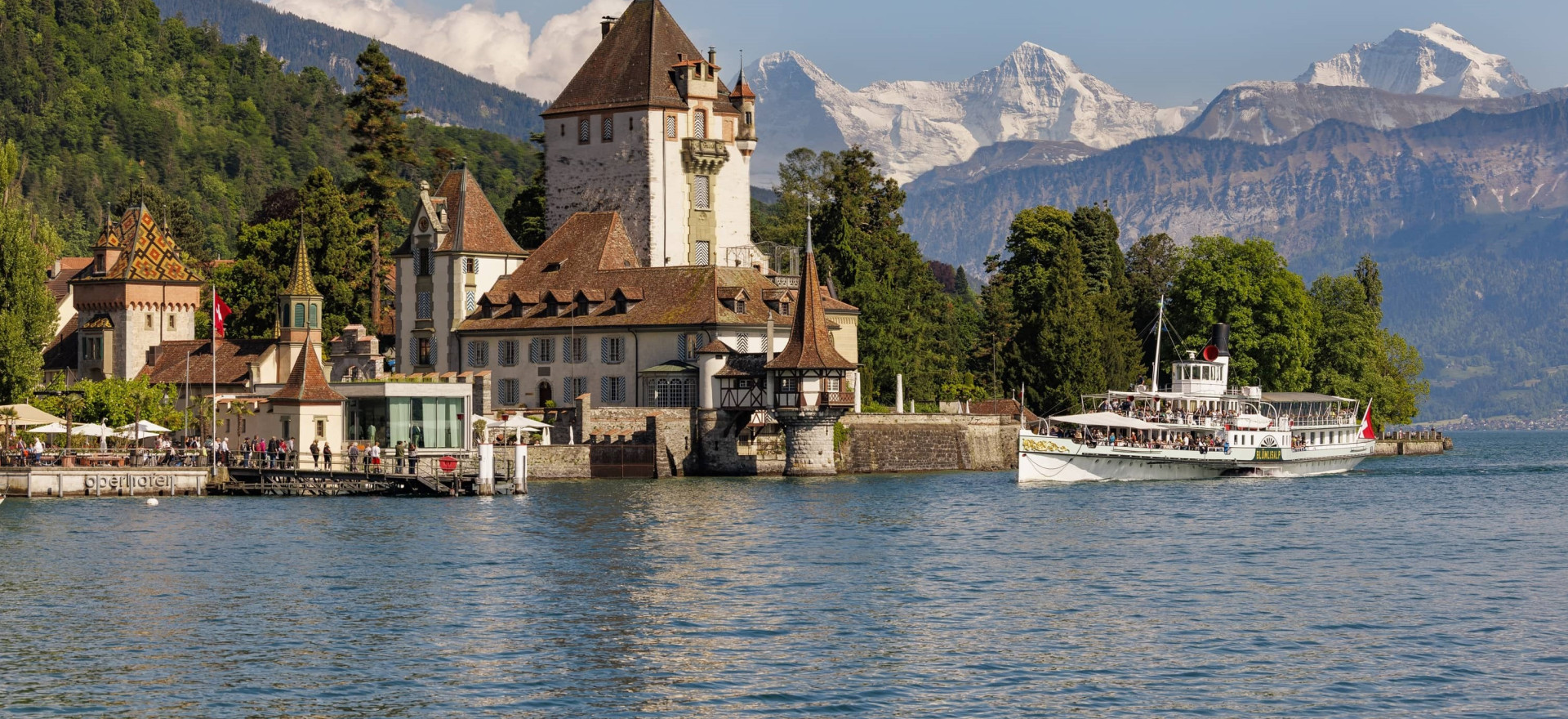 Dampfschiff Blümlisalp vor dem Schloss Oberhofen