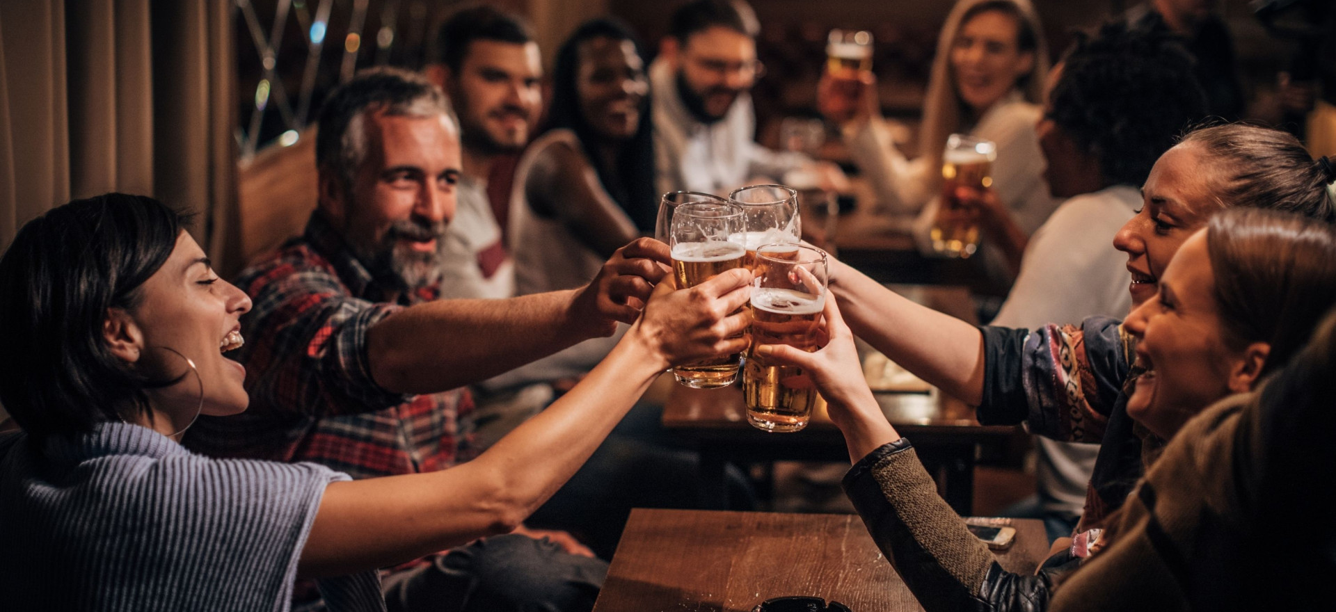 Eine Gruppe Freunde in einer Bar