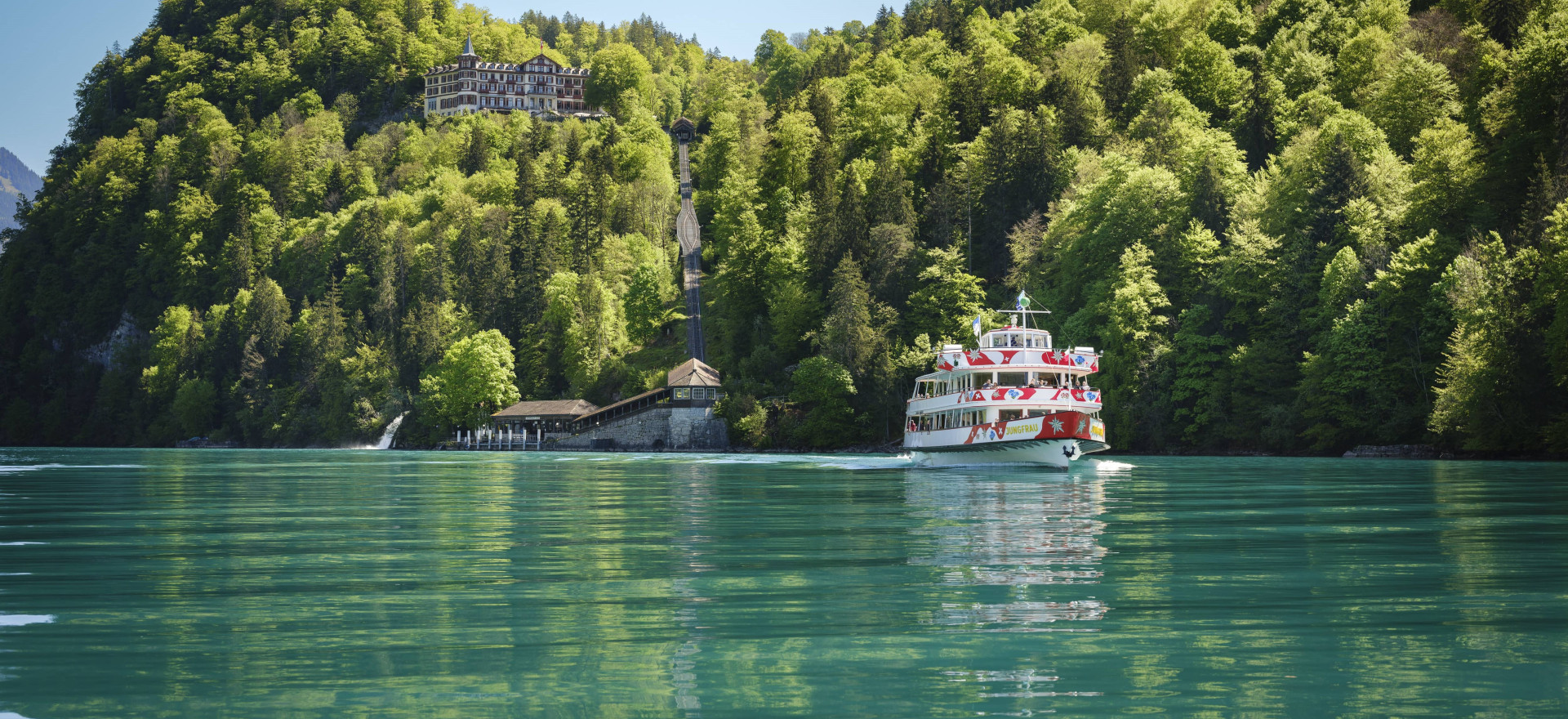 Motorschiff Jungfrau vor dem Giessbach