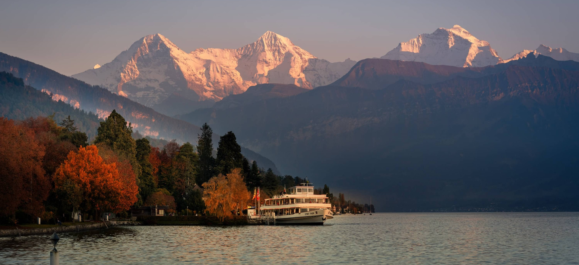 MS Stadt Thun auf dem Thunersee mit Eiger, Mönch und Jungfrau im Hintergrund