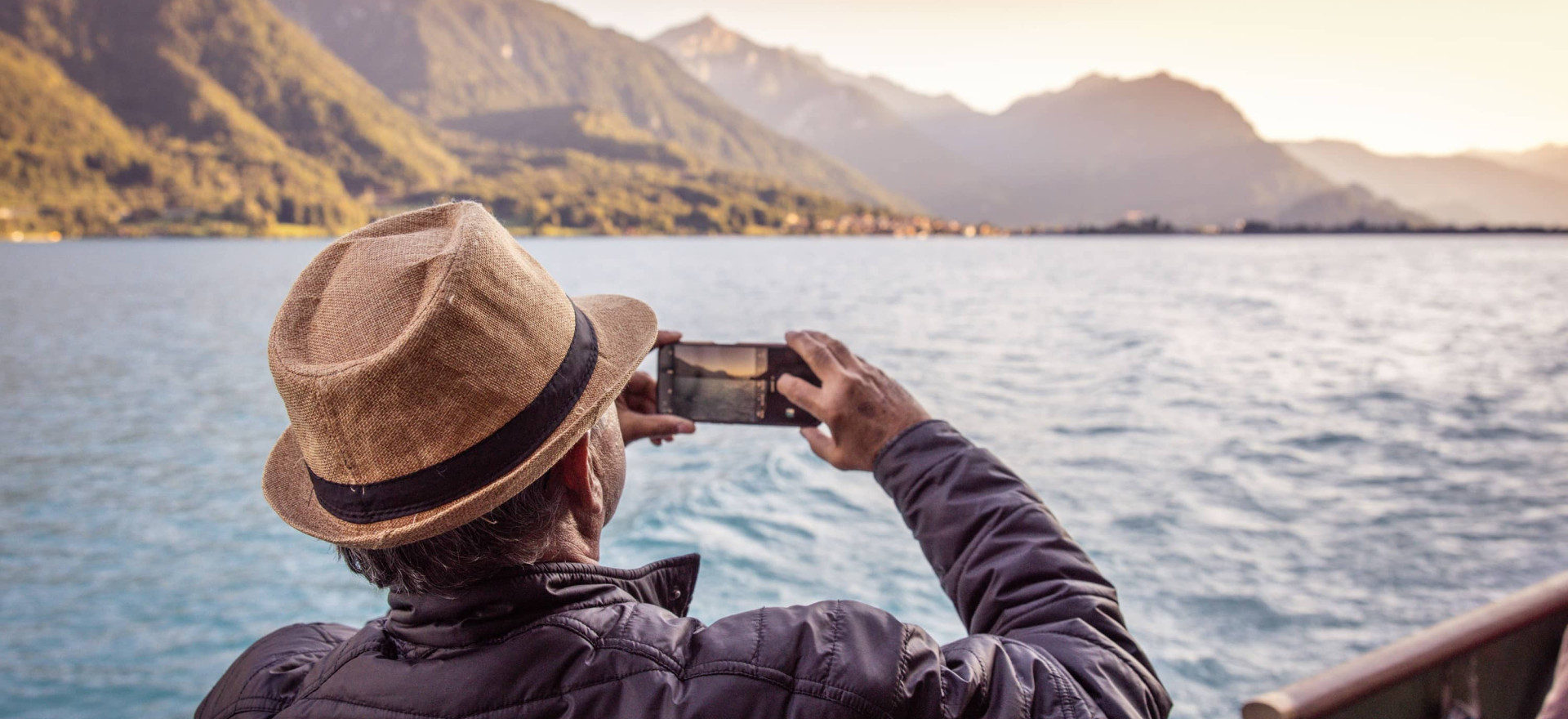Tourist beim Fotografieren auf dem Schiff auf dem Brienzersee